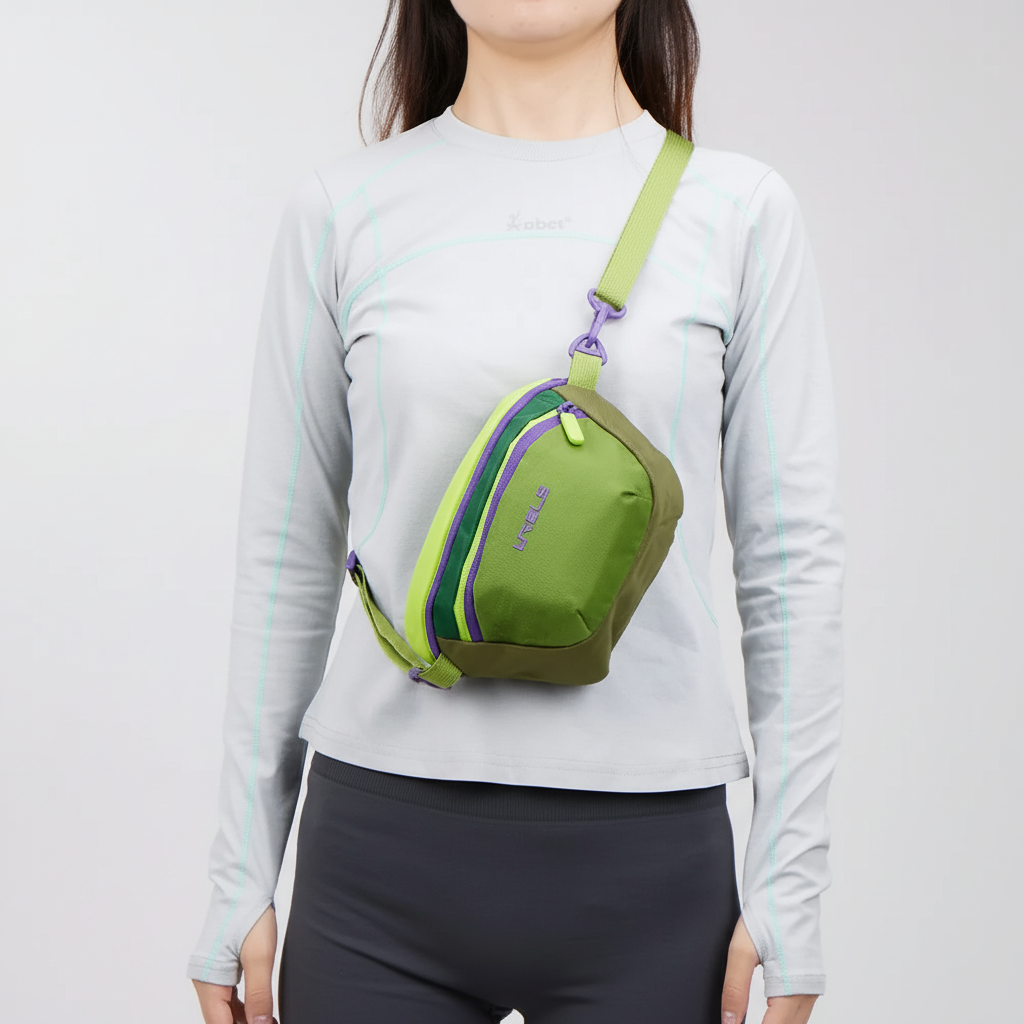 Schwarze wasserabweisende Slingtasche, perfekt für Fahrradfahren, Wandern & Alltag.