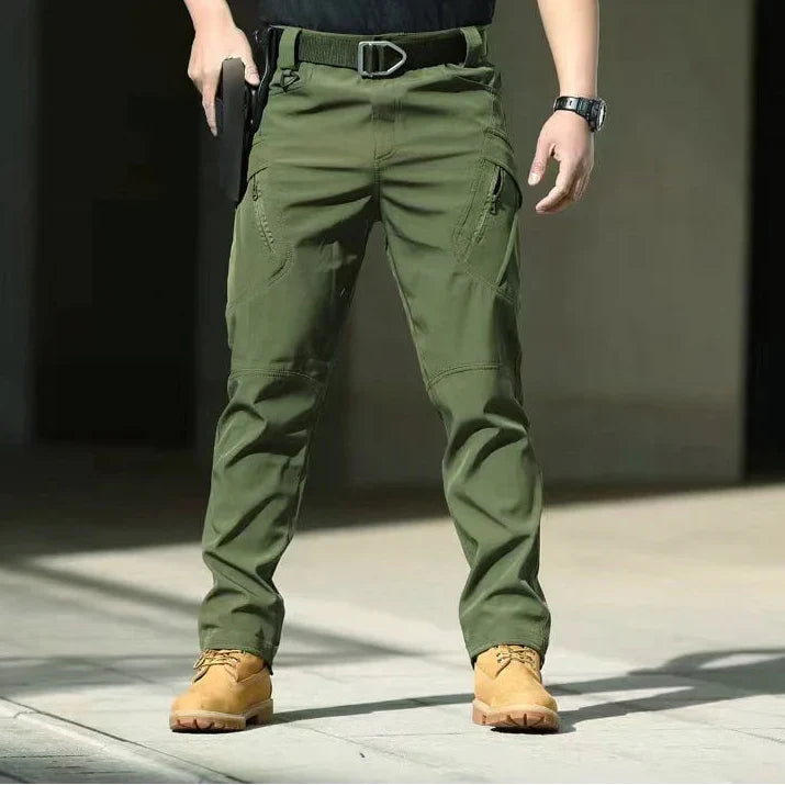 Herren Wanderhose in dunklem Farbton, zeigt die bequeme Passform und seitliche Cargotaschen.