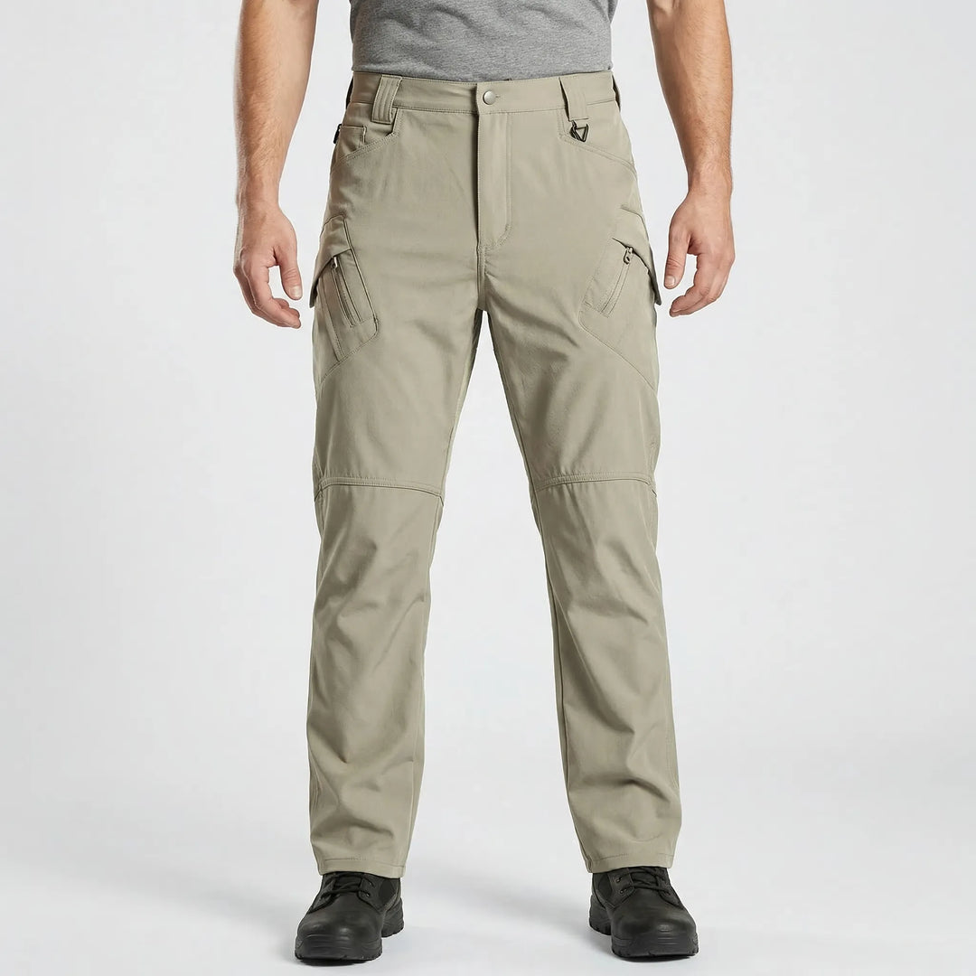 Vielseitige Herren Cargohose für Outdoor-Aktivitäten; robust, bequem und mit Reißverschlusstaschen.