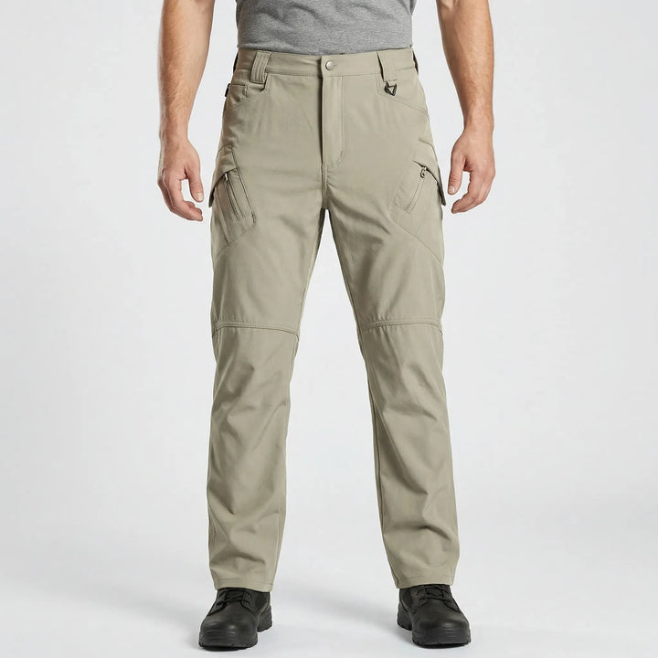 Vielseitige Herren Cargohose für Outdoor-Aktivitäten; robust, bequem und mit Reißverschlusstaschen.