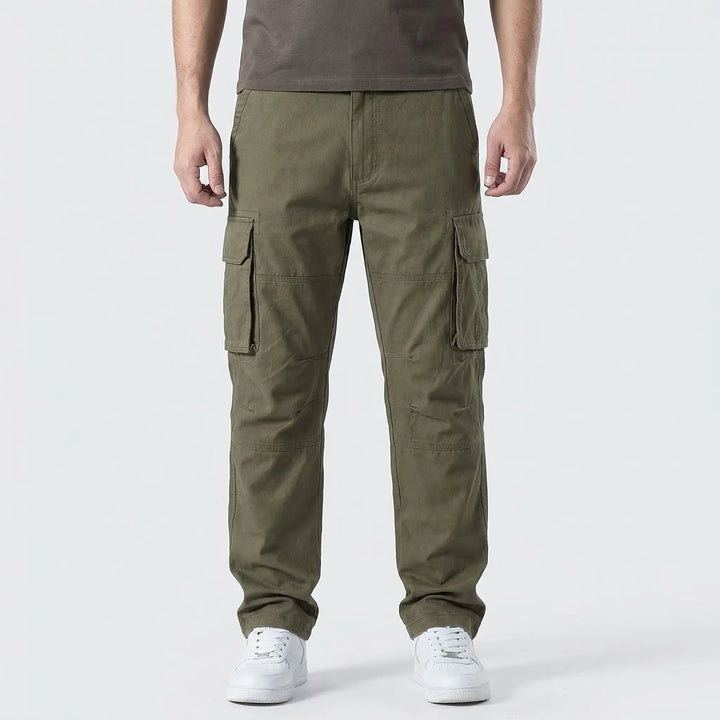 Nahaufnahme der praktischen Mehrfach-Taschen der Herren Cargohose, ideal für Outdoor, Wandern und Arbeit.