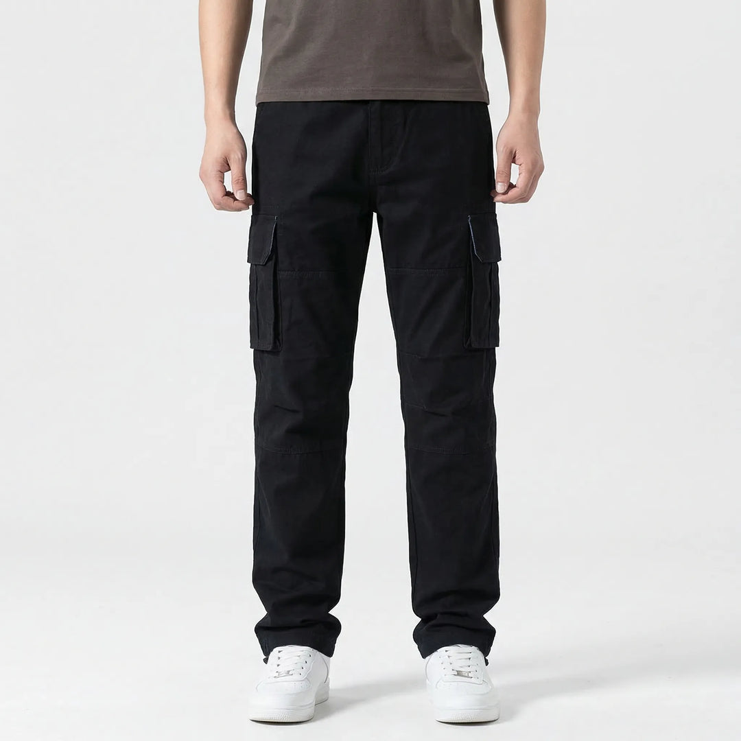 Mann trägt bequeme Herren Cargohose in Grau mit geradem Schnitt beim Wandern, perfekte Outdoorhose.