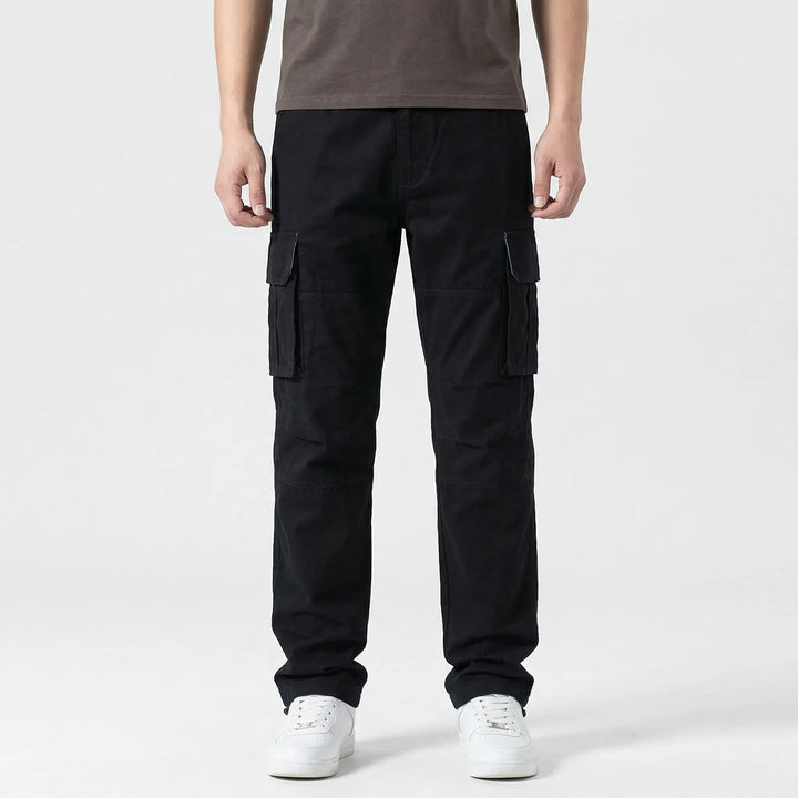 Mann trägt bequeme Herren Cargohose in Grau mit geradem Schnitt beim Wandern, perfekte Outdoorhose.