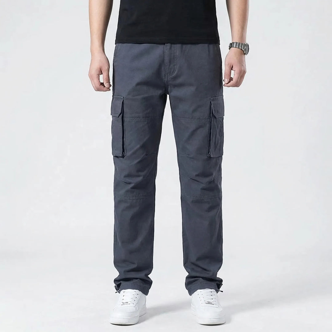 Detailaufnahme des robusten Materials und der Nähte der Herren Cargohose, strapazierfähig für Outdoor-Einsatz.