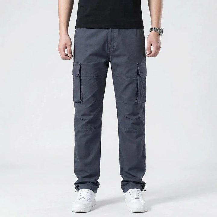 Detailaufnahme des robusten Materials und der Nähte der Herren Cargohose, strapazierfähig für Outdoor-Einsatz.