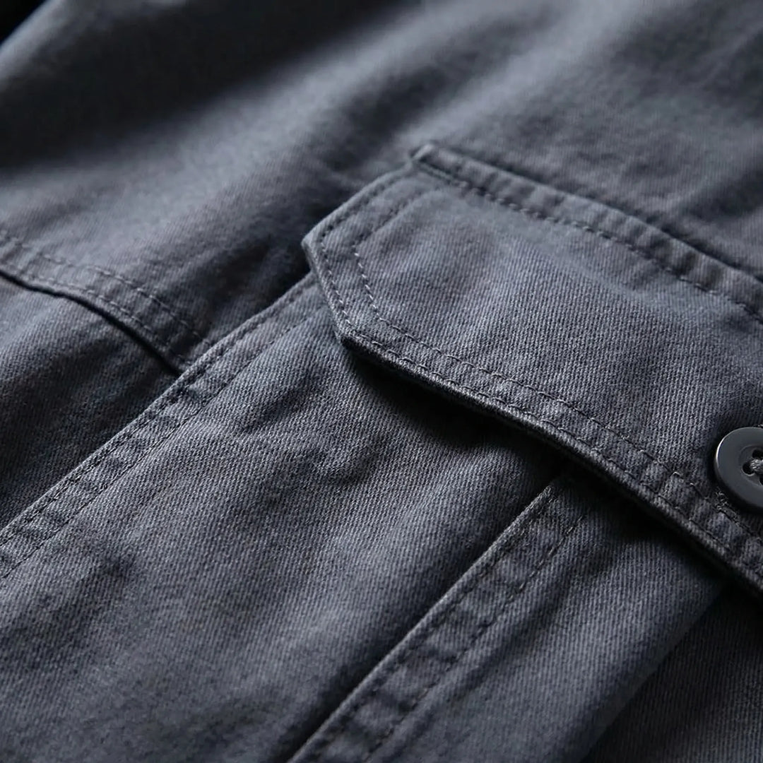 Rückansicht der Herren Cargohose mit geradem Schnitt und großen Taschen, ideal für Outdoor & Alltag.