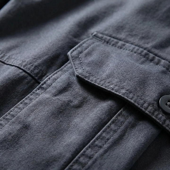 Rückansicht der Herren Cargohose mit geradem Schnitt und großen Taschen, ideal für Outdoor & Alltag.