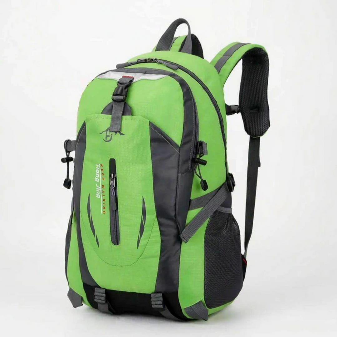 Person trägt leichten Unisex Wanderrucksack auf Wanderweg; ideal für Tagesausflüge & Outdoor-Abenteuer.