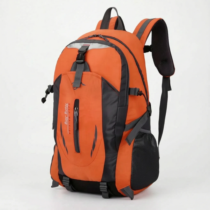 Detailansicht Reißverschluss & Schnalle am leichten Wanderrucksack; robust & funktional für Outdoor & Trekking.