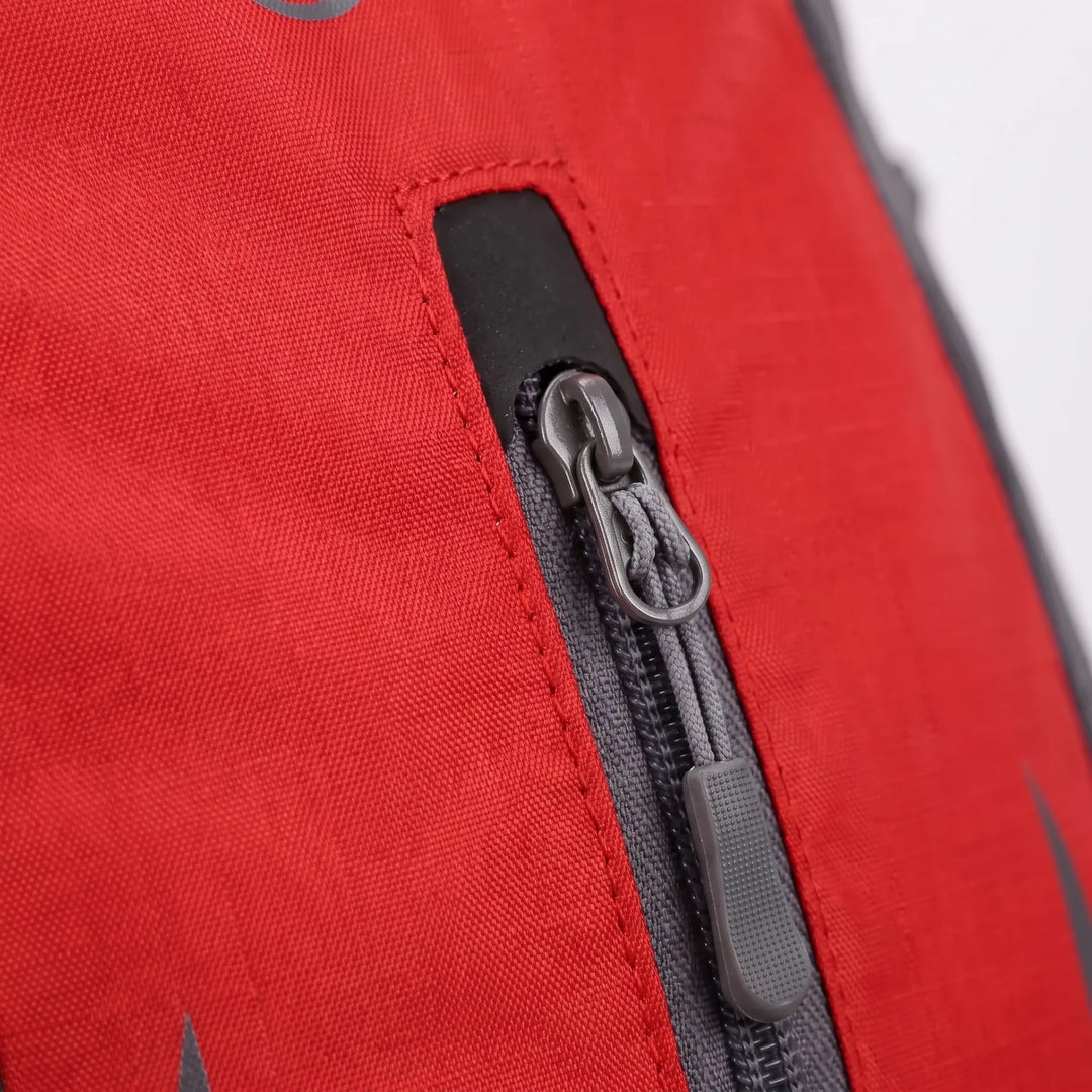 Geräumiger Innenraum des Unisex Leichtrucksacks, perfekt zur Organisation von Ausrüstung für Tageswanderungen.
