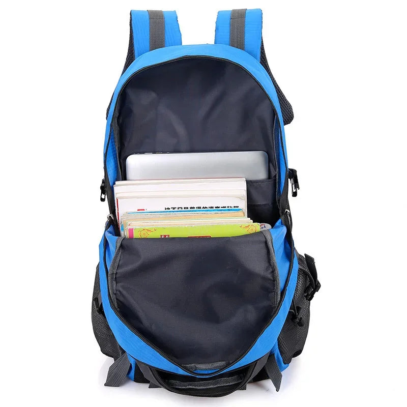 Unisex Wanderrucksack auf Felsen, bereit für Outdoor-Abenteuer, Trekking & Tagesausflüge in der Natur.