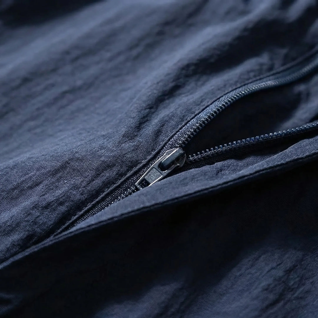 Herren Wanderhose in Beige, abzippbar, mit vielen funktionellen Taschen für Outdoor-Ausrüstung.