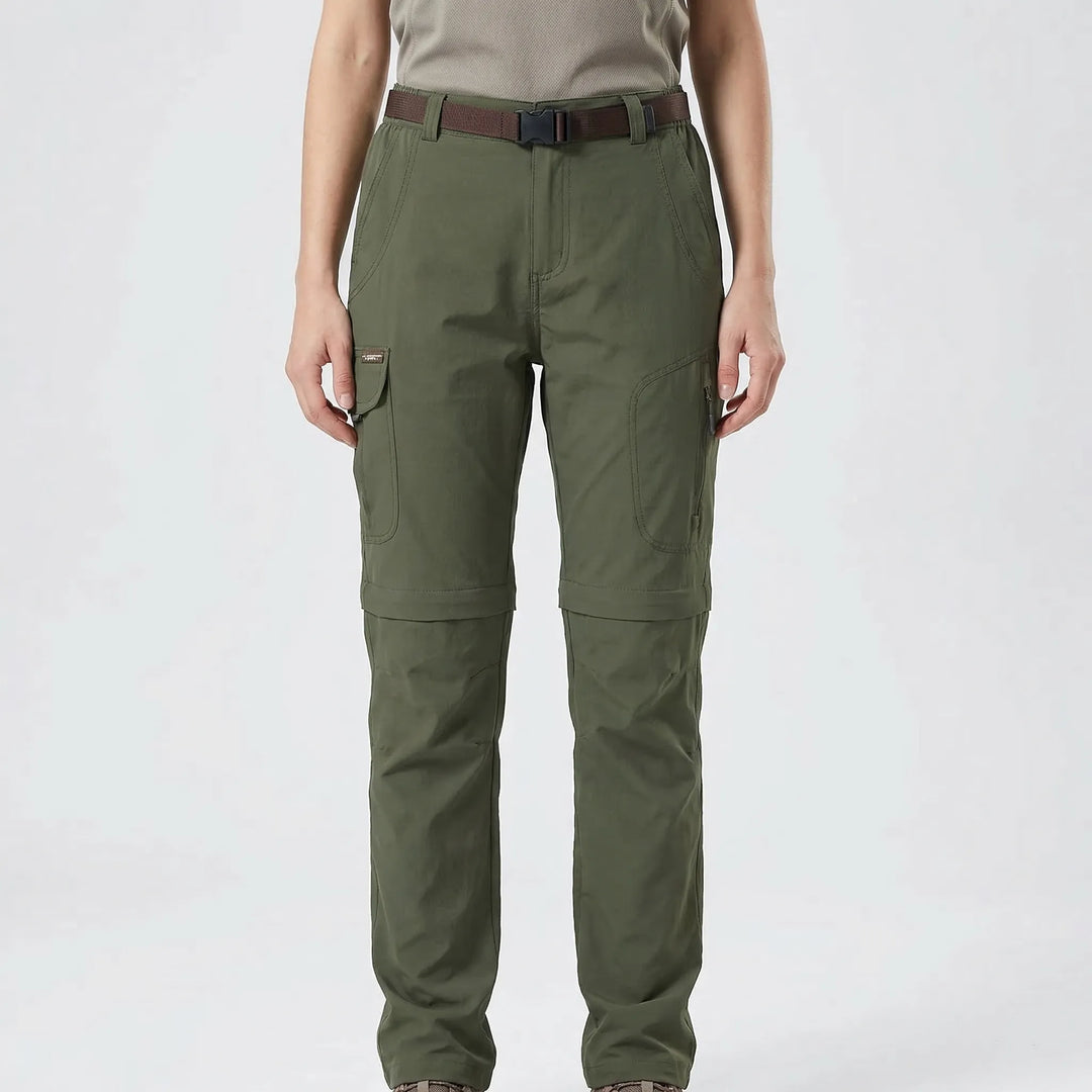 Nahaufnahme der Zip-Off Funktion einer Herren Wanderhose. Reißverschluss und Taschen deutlich sichtbar.