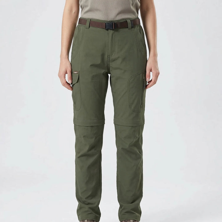 Nahaufnahme der Zip-Off Funktion einer Herren Wanderhose. Reißverschluss und Taschen deutlich sichtbar.