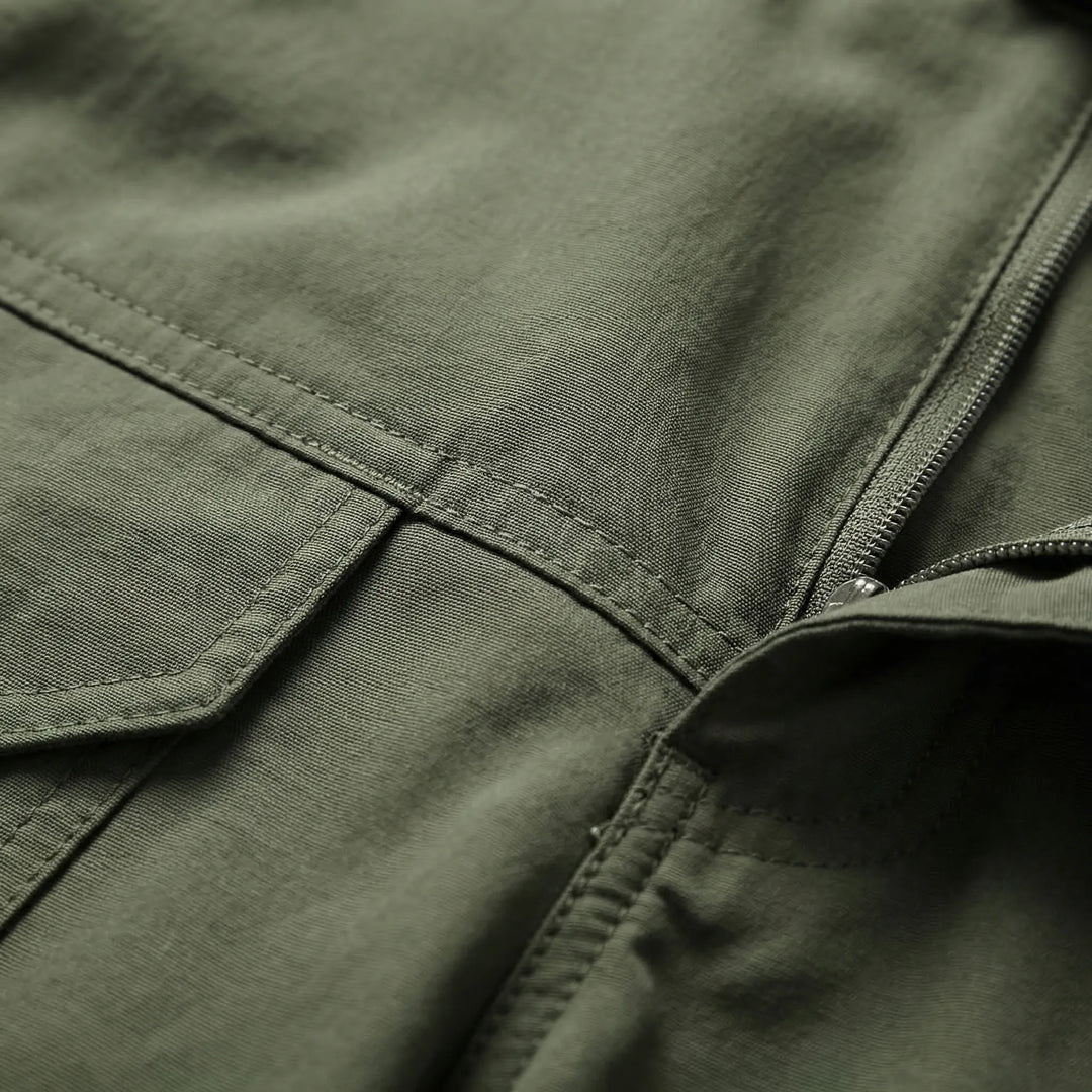 Mann trägt praktische Herren Zip-Off Wanderhose im Gelände. Ideal für Wandern & Outdoor. Bequeme Herrenhose.