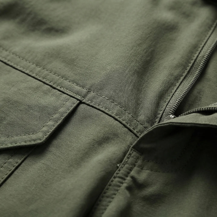 Mann trägt praktische Herren Zip-Off Wanderhose im Gelände. Ideal für Wandern & Outdoor. Bequeme Herrenhose.