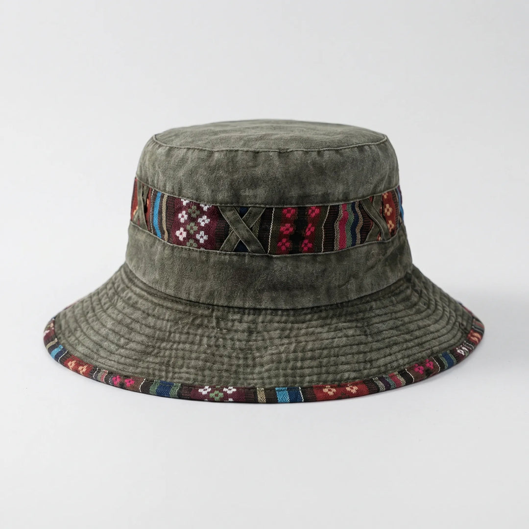 Unisex UV-Schutz-Sonnenhut beim Wandern. Breitkrempiger Outdoorhut in Khaki, perfekt für Sommer-Abenteuer.
