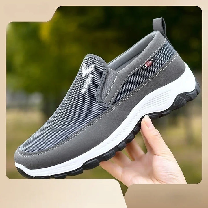 Komfortabler & leichter Herren Freizeitschuh. Dieser atmungsaktive Slip-On Wandersneaker ist ideal für jeden Tag.