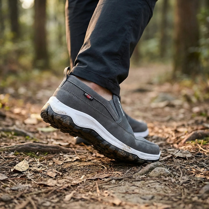 Herren Slip-On Outdoor-Wandersneaker. Leichter, bequemer Freizeitschuh aus atmungsaktivem Mesh-Stoff für jeden Weg.