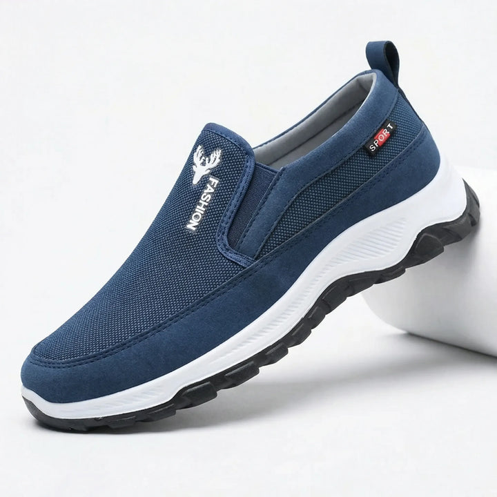 Gedämpfte Sohle des Herren Slip-On Wandersneakers. Bietet Komfort & Unterstützung auf langen Outdoor-Touren.