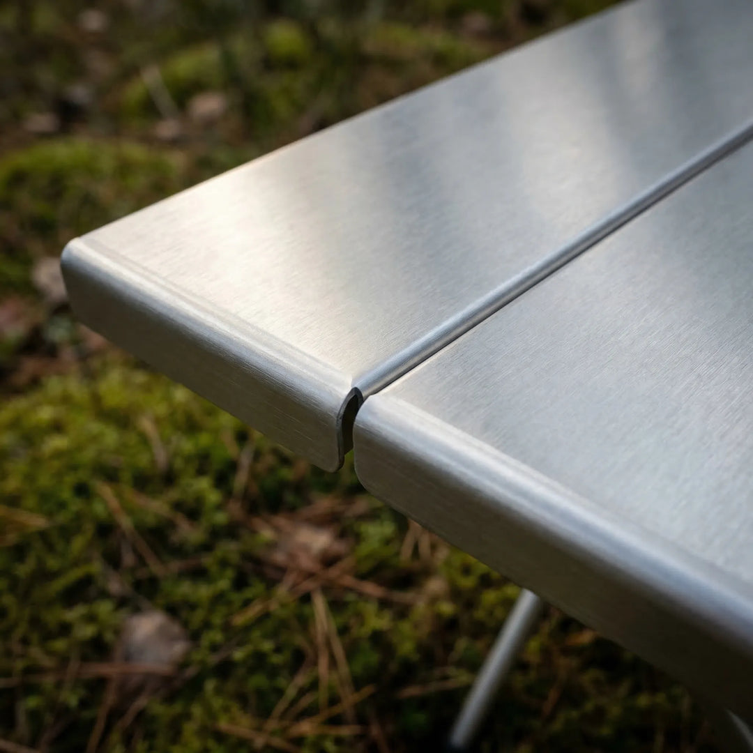 Robuster Edelstahl Klapptisch, ultraleicht & faltbar, perfekt für Outdoor-Abenteuer & Picknick.