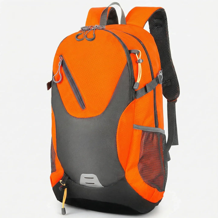 Vielseitiger 40L Reiserucksack, gefüllt mit Ausrüstung für einen Wochenendtrip oder Camping-Abenteuer.
