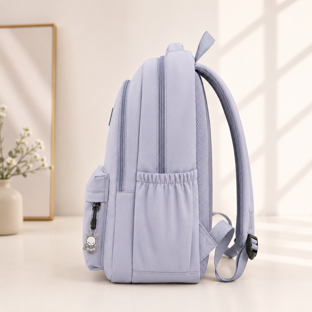 Gut organisierter Innenbereich des Vellora Rucksacks mit speziellen Laptop- & Tablet-Fächern.