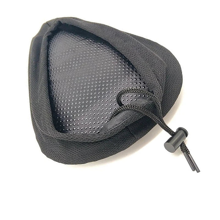 Nahaufnahme des schwarzen Gel-Sattelbezugs mit ergonomischer Rillenstruktur. Optimaler Komfort für Radfahrer.
