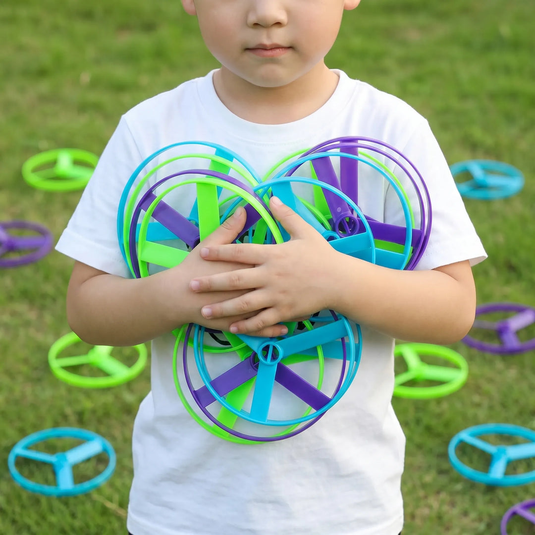 Bunte Kinder Zugschnur-Flugscheibe für aktiven Outdoor-Spielspaß im Garten. Batteriefreies Kinderspielzeug.