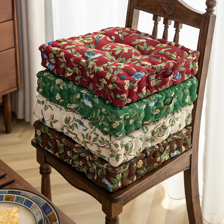 Dickes quadratisches Sitzkissen, weich und bequem, mit klassischem Blumenmuster.