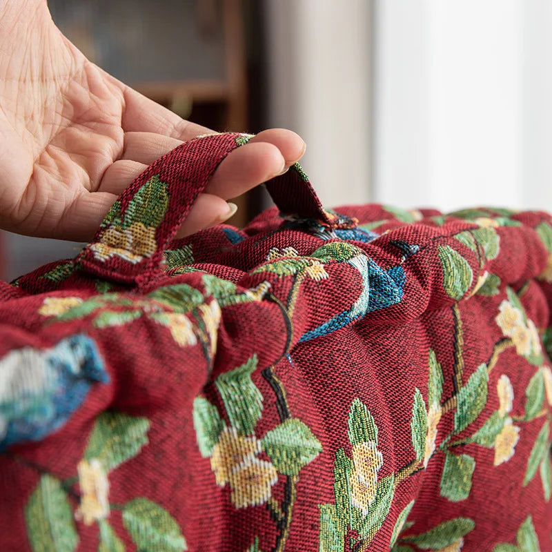 Stilvolles quadratisches Dekokissen mit Vintage Blumenmuster, ideal als Stuhlauflage.