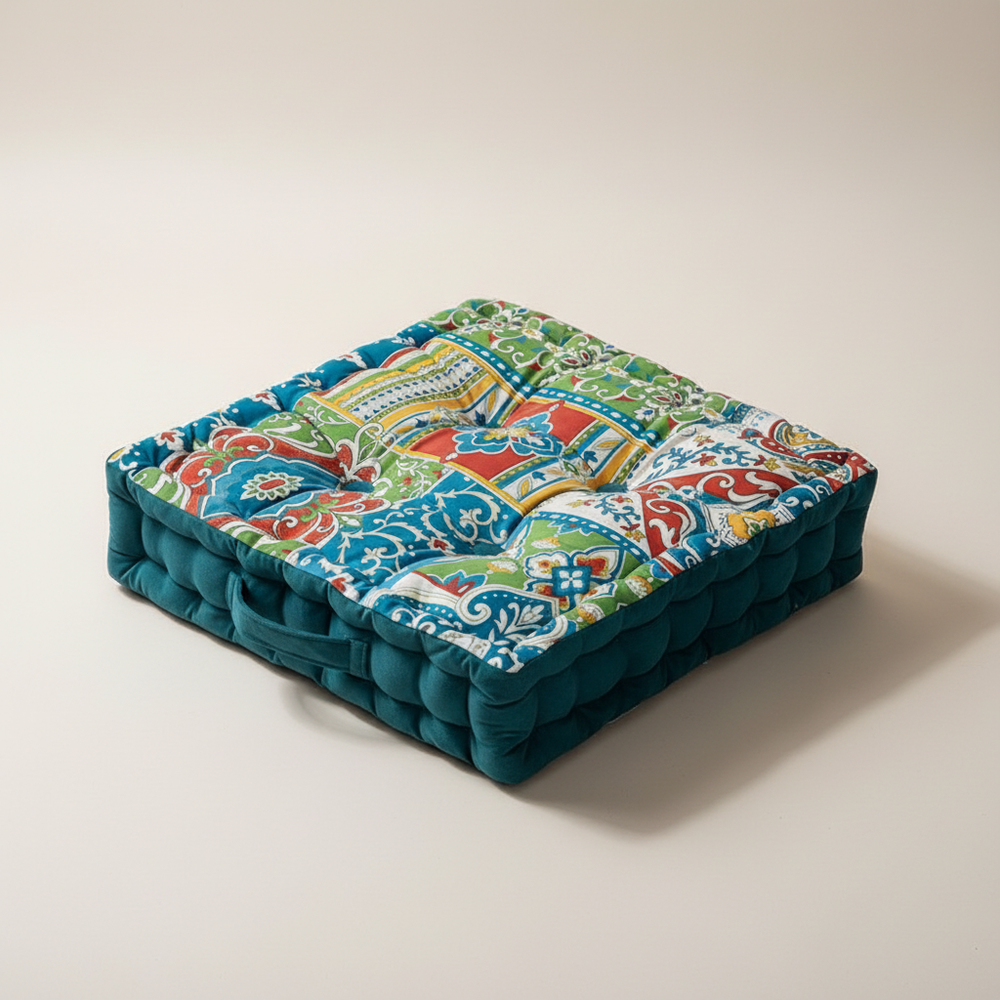 Komfortables, dickes Sitzkissen, quadratisch, mit stilvollem Blumenmuster.