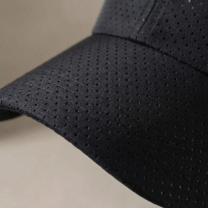 Leichte Baseballkappe unisex, atmungsaktiv & verstellbar, perforiertes Design für maximale Belüftung.