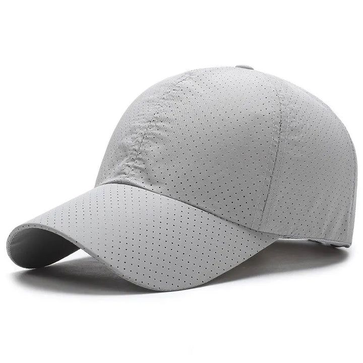 Perforierte Unisex-Baseballkappe in Weiß, atmungsaktiv & verstellbar, für sportliche Looks.
