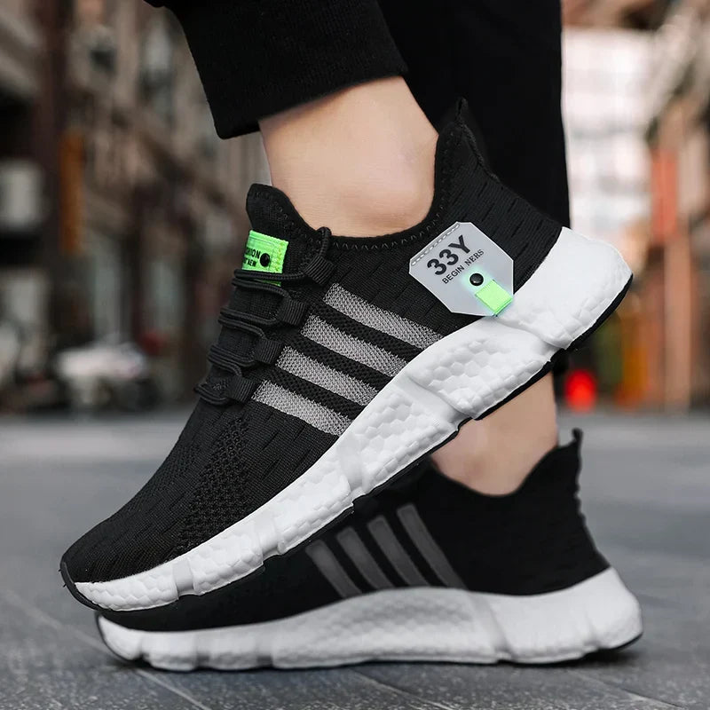 Ein Paar Ventrel Mesh Herren-Laufschuhe auf urbanem Pflaster, perfekt für aktive Freizeit & sportliche Looks.