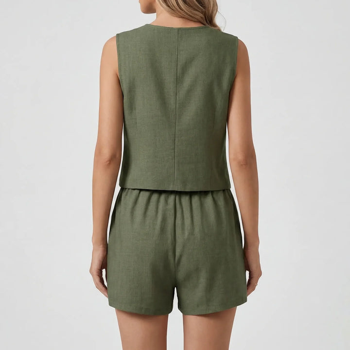 Business Casual Damen Zweiteiler mit ärmelloser Weste & High-Waist Shorts. Modernes Freizeitset für den Sommer.