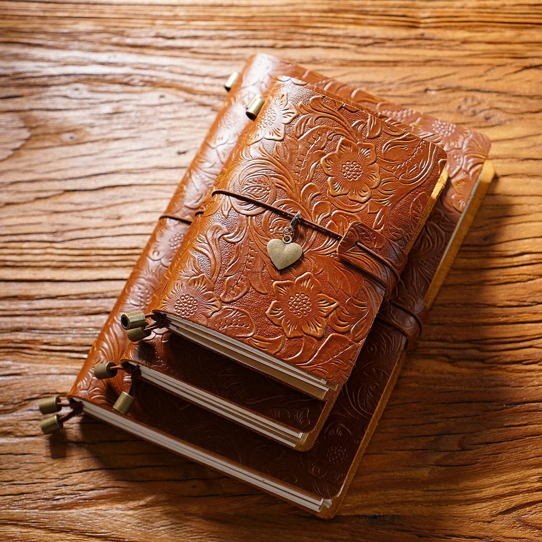 Klassisches PU-Leder Notizbuch, handgefertigt und geprägt, als Reisetagebuch im Vintage-Look.