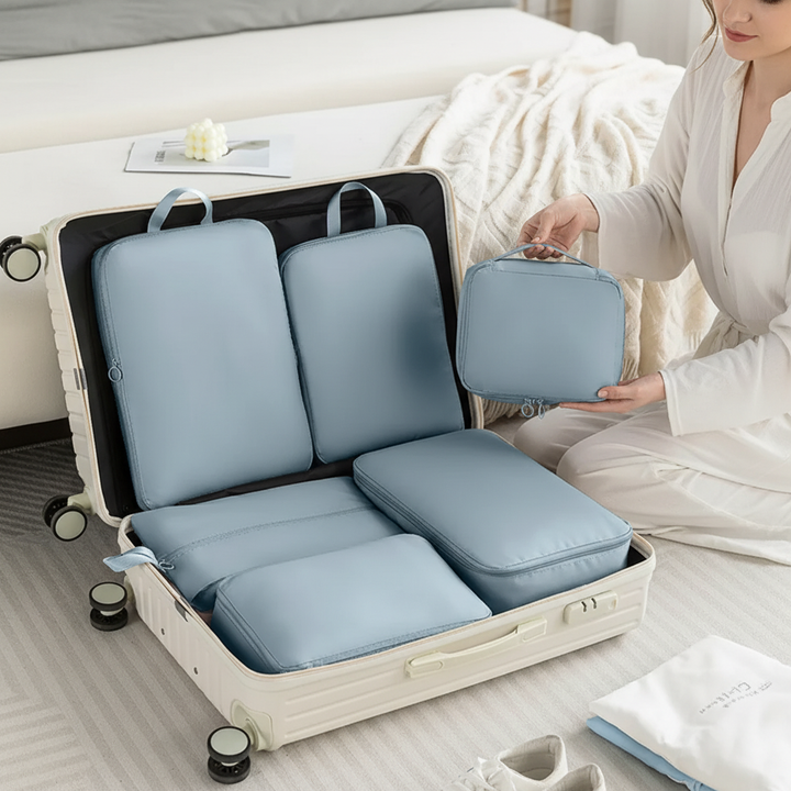 Leichtes Packwürfel-Set aus Polyester, ideal zur Organisation von Kleidung im Koffer beim Reisen.