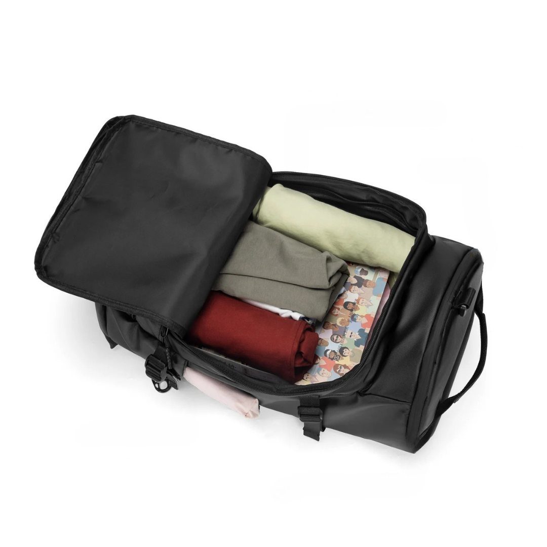 Praktischer Pendler-Rucksack, wasserabweisend, in Schwarz, ideal für Motorrad und Alltag.