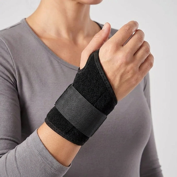 Ergonomische Handgelenkbandage in Schwarz, ideal für Sportler zur Stabilisierung und zum Schutz des Handgelenks beim Training.