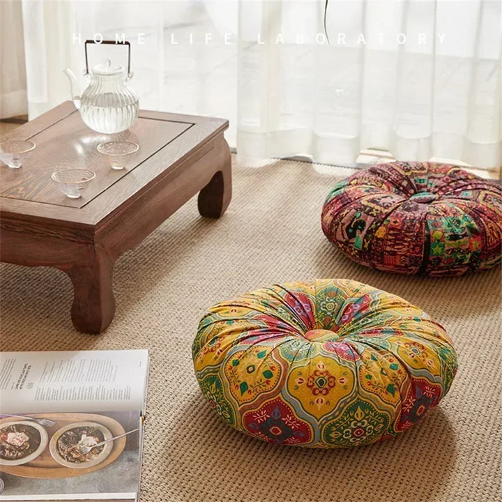 Polyester-Rundkissen in Rot & Goldgelb. Komfortables Sitz- oder Meditationskissen mit Stil.