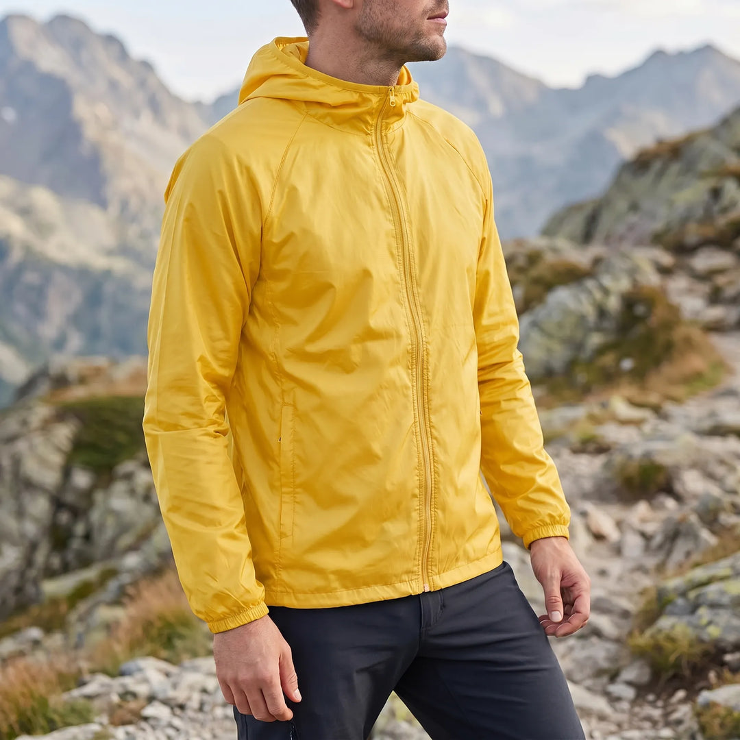 Nahaufnahme des widerstandsfähigen Reißverschlusses und des leichten Stoffs der Jacke.