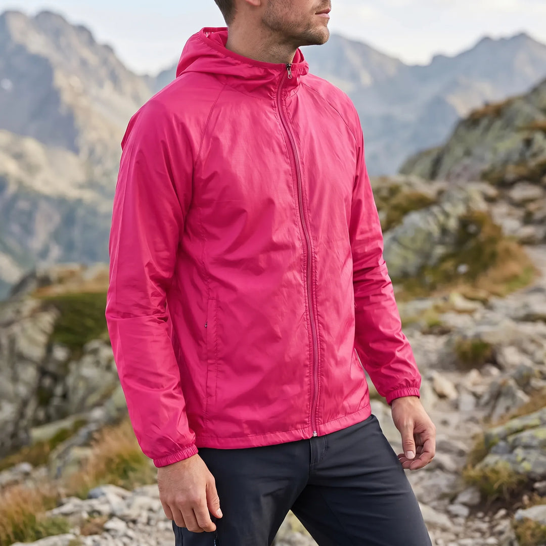 Kompakt verpackter unisex Windbreaker, bereit für den Rucksack, ideal für unterwegs.