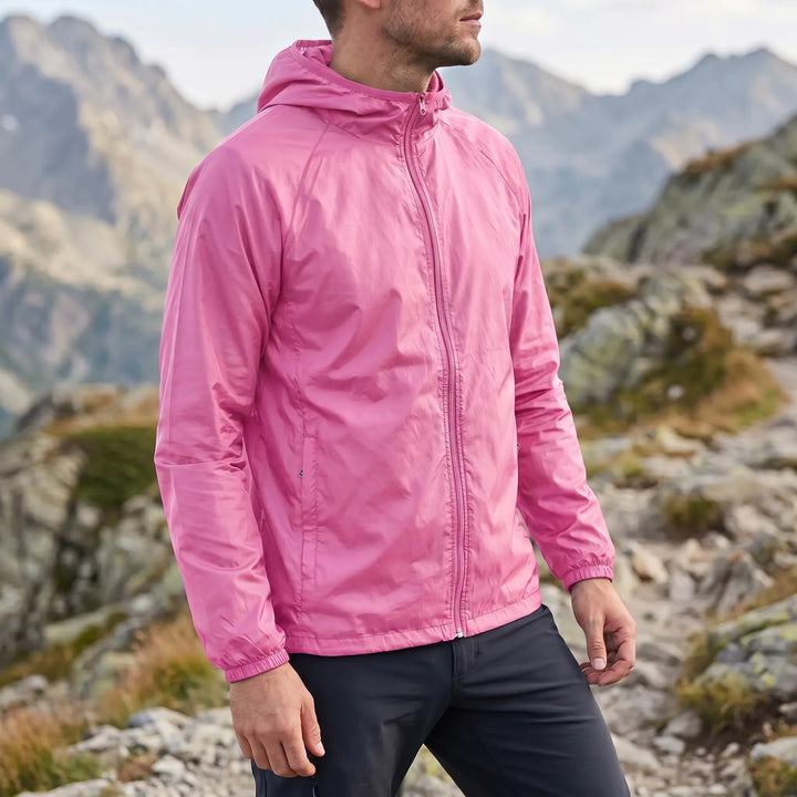Mann trägt leichte unisex Kapuzen-Windbreaker beim morgendlichen Joggen im Park.