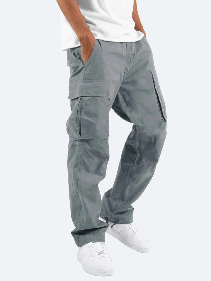 Moderne Herren Slim Fit Cargo Hose mit mehreren praktischen Taschen, ideal für den Alltag, bequem & strapazierfähig.