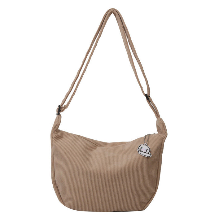Seitliche Ansicht der modernen Damen-Handtasche Urban Style mit verstellbarem Gurt.