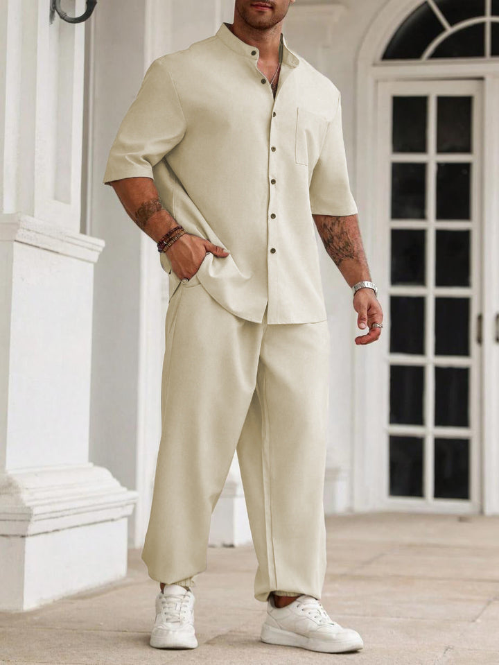 Stylisches Herren Sommer Set: Kurzarm T-Shirt & Shorts, minimalistisch, bequem & atmungsaktiv.