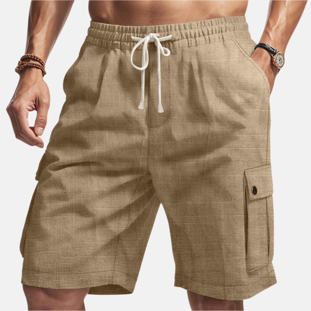Detailansicht der Herren Cargo Shorts: Praktische Taschen und verstellbarer Kordelzug für optimalen Komfort am Strand.