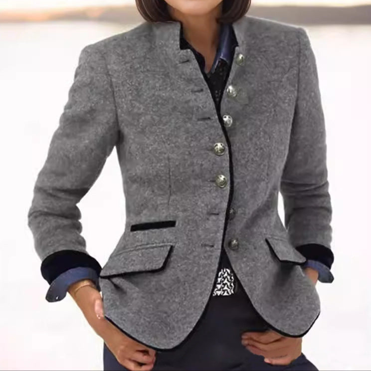 Modischer Damen Freizeit Blazer mit Stehkragen und Knopfverschluss. Stilvoll tailliert für casual Looks.