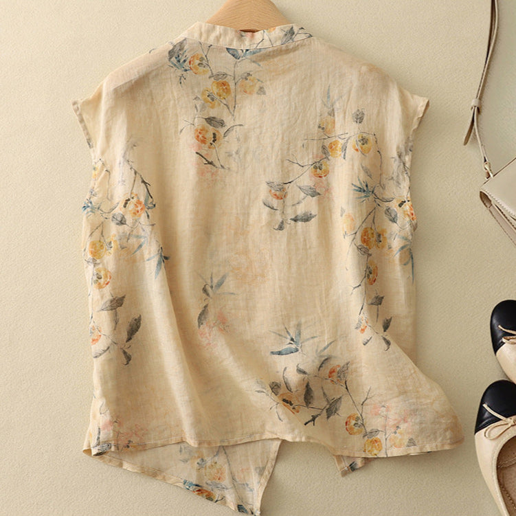 Schicke Damen Bluse mit Stehkragen, kurzen Ärmeln und lebhaftem Blumenmuster. Perfekt für elegante Looks.
